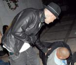 Benji  Madden vient en aide à un paparazzi
